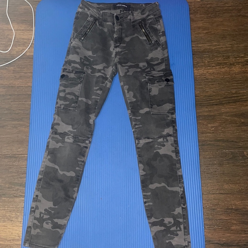 dark camo jeans / size 5 / new / no back pockets